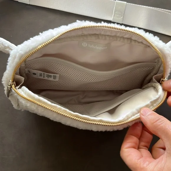 Lululemon Everywhere Belt Bag 2L Fleece - Picture 3 of 6